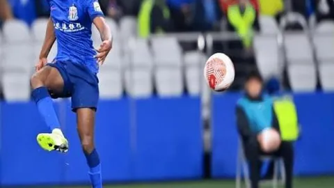 广州无缘准入，球迷横幅悼念：百年之队，传承梦差三十载